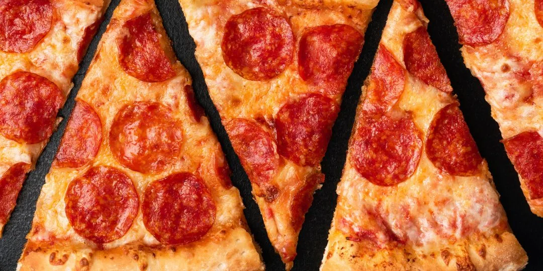 pizzasaks-har-slicet-pepperoni-pizza
